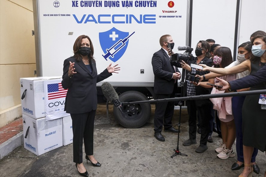 Phó Tổng thống Mỹ Kamala Harris thăm Viện Vệ sinh Dịch tễ Trung ương ngày 26.8. Ảnh: AFP