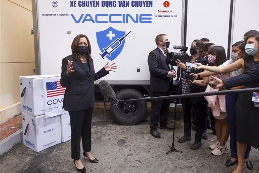 Phó Tổng thống Mỹ Kamala Harris thăm Viện Vệ sinh Dịch tễ Trung ương ngày 26.8. Ảnh: AFP