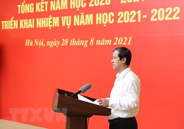 Bộ trưởng Bộ Giáo dục và Đào tạo Nguyễn Kim Sơn trình bày Báo cáo tổng kết năm học 2020-2021 và phương hướng, nhiệm vụ năm học 2021-2022. (Ảnh: Dương Giang/TTXVN)