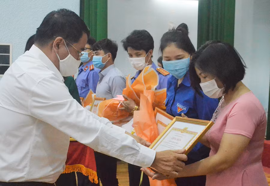 Phó Trưởng ban Tuyên giáo Tỉnh ủy Tống Thới Mốc trao giải cho các cá nhân đạt giải. Ảnh: Phương Linh