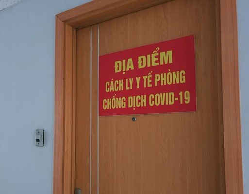 Căn hộ của chị Việt được gắn bảng do có F0 cách ly tại nhà. Ảnh: NVCC