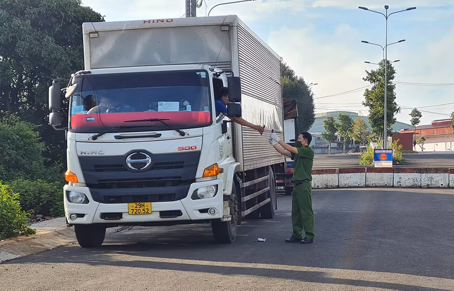  Cán bộ công an xã Diên Phú kiểm tra luồng xanh vận tải xe tải vi phạm quy định phòng, chống dịch. Ảnh: Bá Bính