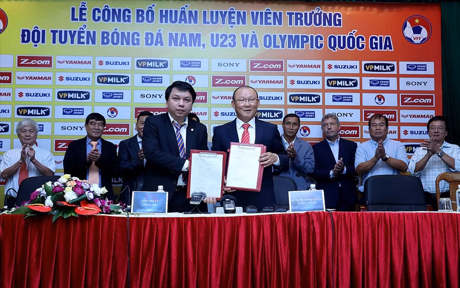 Nhiều khả năng ông Park và VFF sẽ kích hoạt điều khoản gia hạn thêm 1 năm hợp đồng. Ảnh: VFF