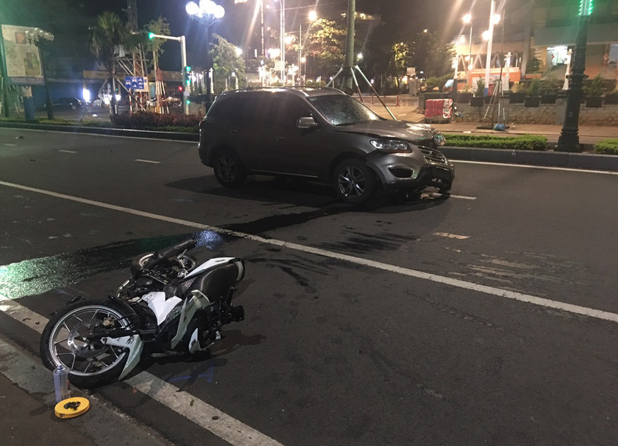 Vụ tai nạn khiến cho người điều khiển xe máy bị thương nặng. Ảnh: R'Ô HOK 