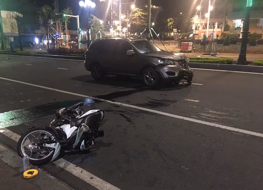 Vụ tai nạn khiến cho người điều khiển xe máy bị thương nặng. Ảnh: R'Ô HOK 