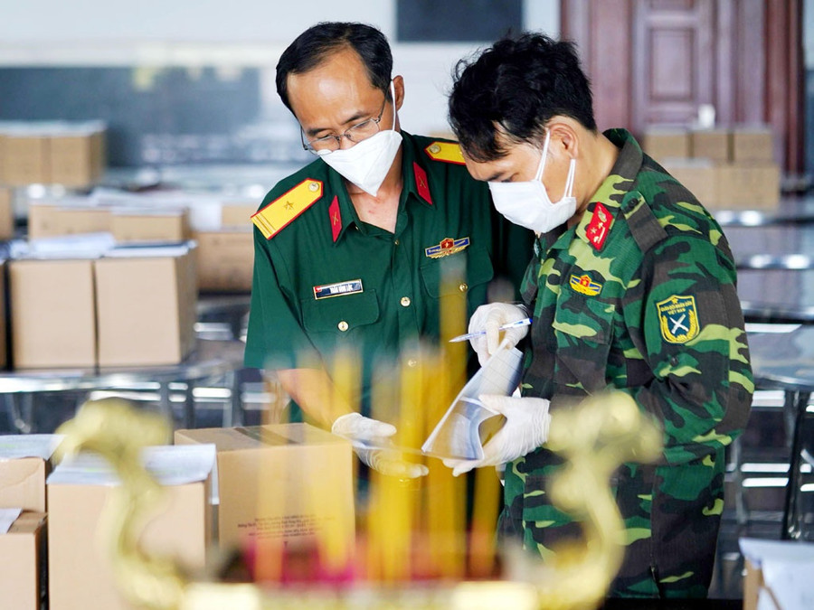 Tro cốt người mất vì Covid-19 được quân đội lo hương khói trước khi bàn giao Ban Chỉ huy các quận, huyện trao cho gia đình. Ảnh: Ngọc Dương