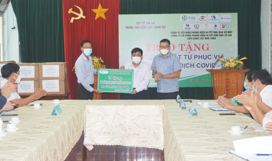 đại diện 2 Công ty cổ phần phong điện Ia Pết Đak Đoa trao trặng hóa chất, vật tư