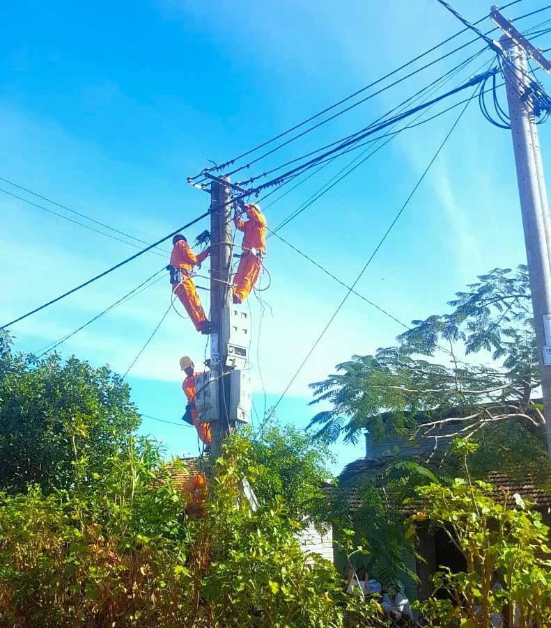 Công ty Điện lực Gia Lai tăng cường công tác kiểm tra, duy tu, bảo dưỡng lưới điện trong mùa mưa bão. Ảnh: Hà Duy Công ty Điện lực Gia Lai tăng cường công tác kiểm tra, duy tu, bảo dưỡng lưới điện trong mùa mưa bão. Ảnh: Hà Duy