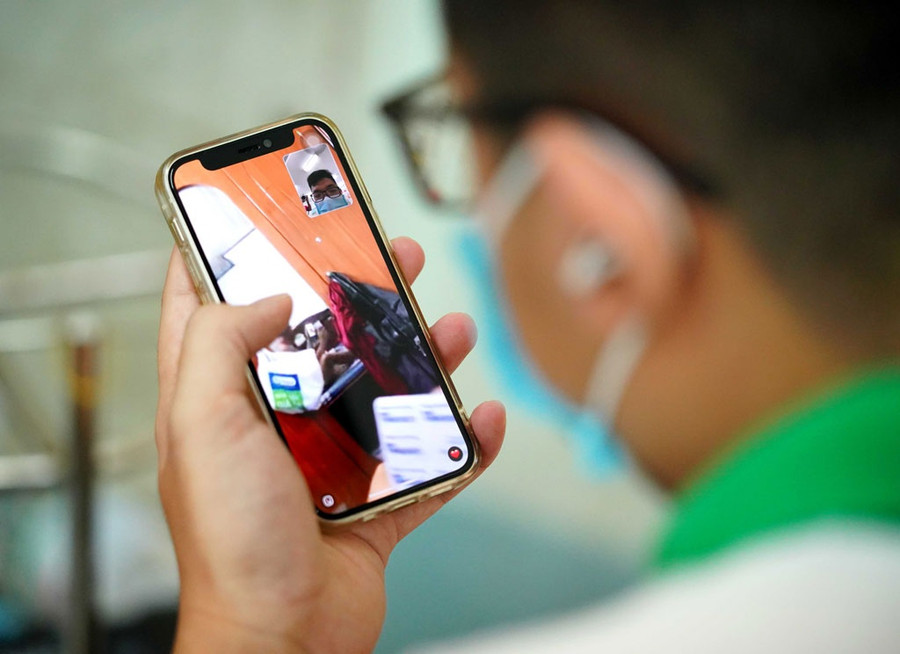 Là sinh viên năm 6 khoa y đa khoa, Minh Hoàng nhiệt tình tư vấn qua điện thoại cho nhiều F0 bất kể giờ giấc. Ảnh: Độc Lập