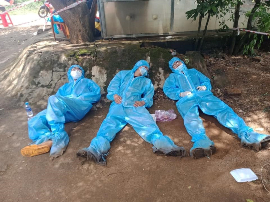 Các thành viên của nhóm tranh thủ nghỉ ngơi sau thời gian căng mình chạy đua với công việc tại chốt kiểm dịch. Ảnh: Đức Nhật