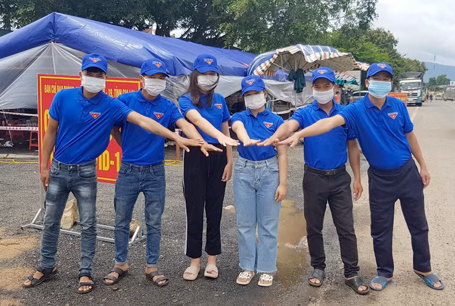 Các tình nguyện viên của Huyện Đoàn Chư Pưh thể hiện quyết tâm khi tham gia hỗ trợ phòng-chống dịch Covid-19 tại chốt kiểm soát cầu 110. Ảnh: Phan Lài