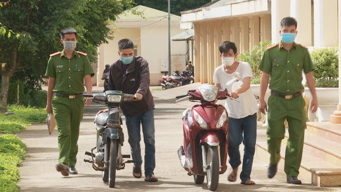 Cơ quan công an khởi tố 2 đối tượng về hành vi trộm cắp tài sản và tiêu thụ tài sản do người khác phạm tội mà có