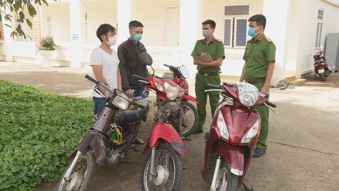 Đối tượng Quách Long Hải (mặc áo trắng) trộm cắp 6 chiếc xe máy giữa dịch bệnh