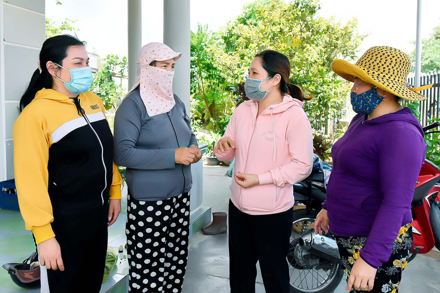 6. Trong các buổi công tác ở cơ sở, bà Đặng Thị Thúy Thuê-Chủ tịch Hội LHPN xã Xuân An (thứ 2 từ phải sang) đều lồng ghép tuyên truyền các nội dung về xây dựng nông thôn mới. 