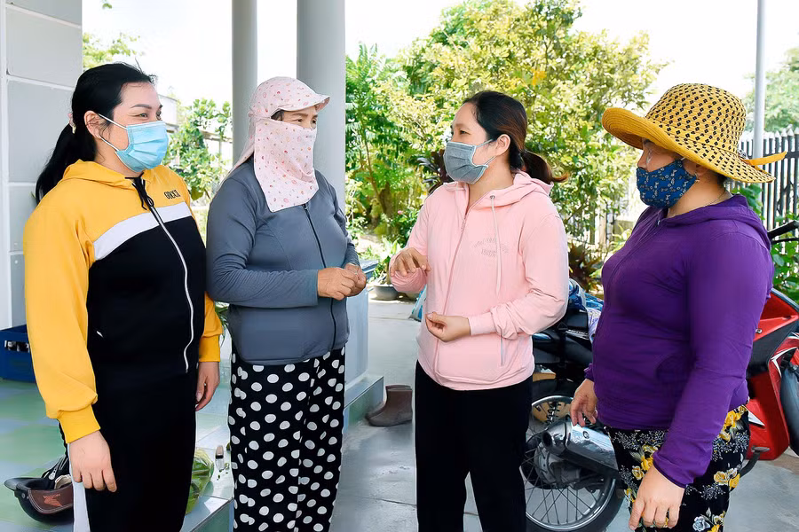 6. Trong các buổi công tác ở cơ sở, bà Đặng Thị Thúy Thuê-Chủ tịch Hội LHPN xã Xuân An (thứ 2 từ phải sang) đều lồng ghép tuyên truyền các nội dung về xây dựng nông thôn mới. 