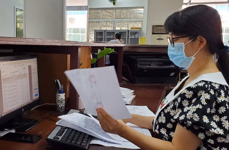 Kho bạc Nhà nước Gia Lai thực hiện thanh toán các khoản chi ngân sách nhà nước bằng phương thức thanh toán không dùng tiền mặt. Ảnh: Sơn Ca