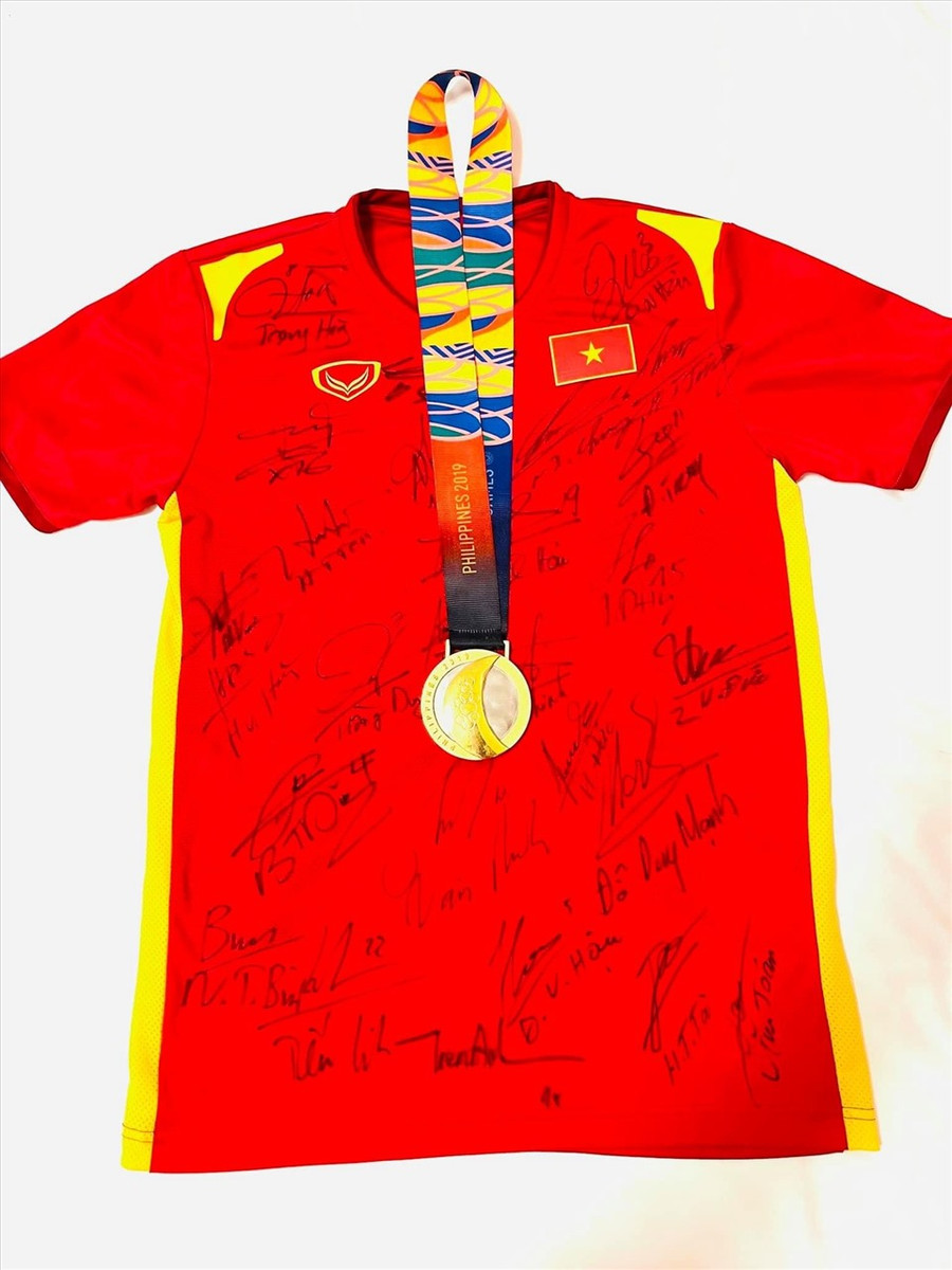 Tấm Huy chương vàng SEA Games và chiếc áo thi đấu tại vòng loại thứ 2 World Cup 2022 được Trọng Hoàng bán đấu giá làm thiện nguyện. Ảnh: FBNV Tấm Huy chương vàng SEA Games và chiếc áo thi đấu tại vòng loại thứ 2 World Cup 2022 được Trọng Hoàng bán đấu giá làm thiện nguyện. Ảnh: FBNV