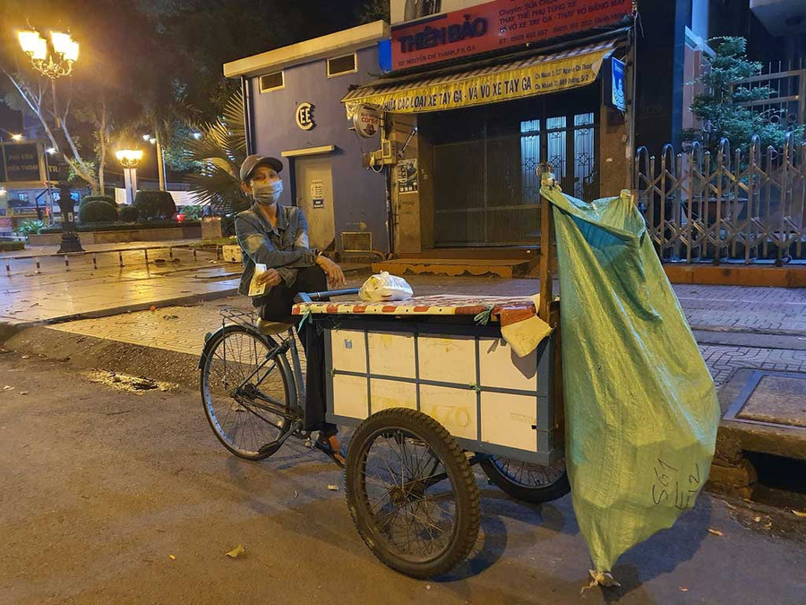 Bà Nguyễn Thị Hậu, 56 tuổi, phải lang thang vì khu nhà trọ bị phong tỏa