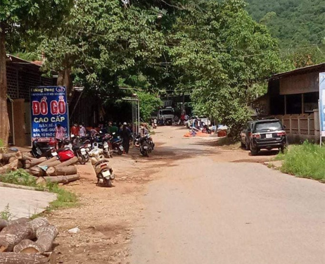 Rất đông người dân tập trung tại hiện trường xảy ra vụ việc - Ảnh: T. Hòa Rất đông người dân tập trung tại hiện trường xảy ra vụ việc - Ảnh: T. Hòa