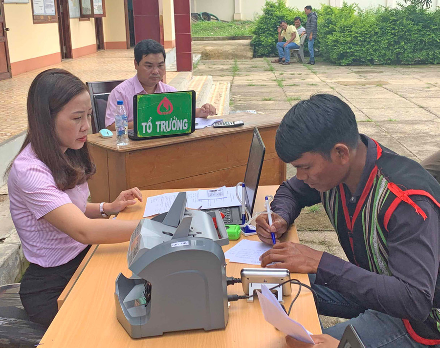 Chi trả tiền dịch vụ môi trường rừng cho các hộ nhận khoán bảo vệ rừng tại Vườn Quốc gia Kon Ka Kinh (huyện Mang Yang) vào tháng 7-2020. Ảnh: Minh Phương