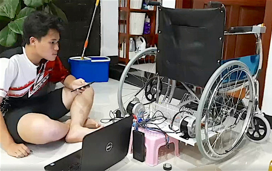 Em Tạ Quang Huy (lớp 12D1, Trường THPT Pleiku) kiểm tra lại hoạt động của xe lăn sau khi hoàn thiện. Ảnh: Mộc Trà