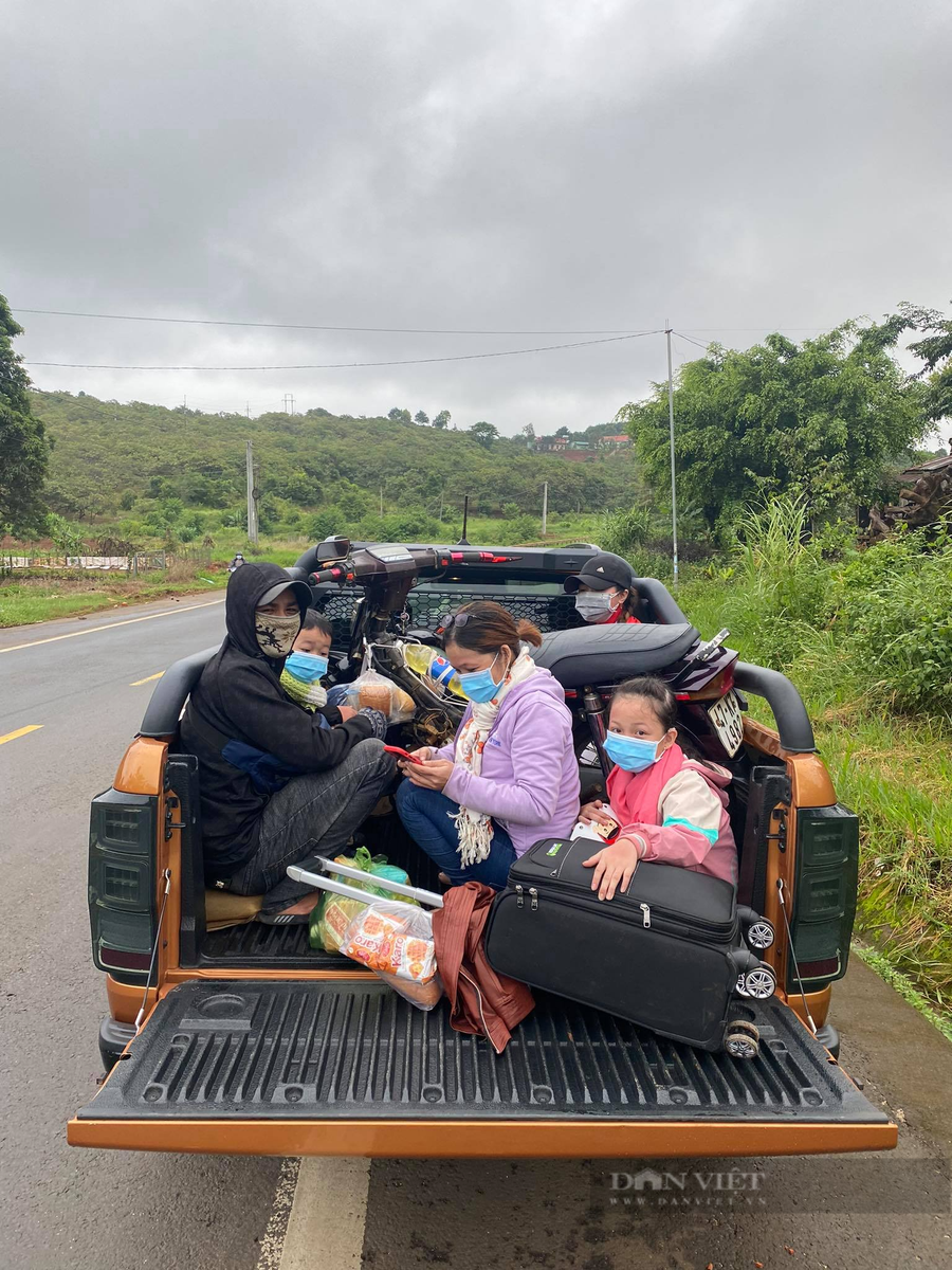 Anh Bắc đã lái xe đi đón 2 vợ chồng trẻ gặp sự cố về thị trấn và cũng trên hành trình đi đó anh còn giúp đỡ thêm một gia đình 4 người (có 2 đứa con nhỏ) bị hỏng xe dọc đường. Ảnh: N.G