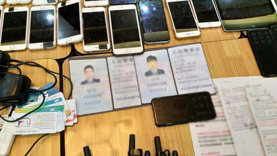 Tang vật thu giữ của các đối tượng lừa đảo bằng hình thức gọi điện thoại hù dọa. Tang vật thu giữ của các đối tượng lừa đảo bằng hình thức gọi điện thoại hù dọa