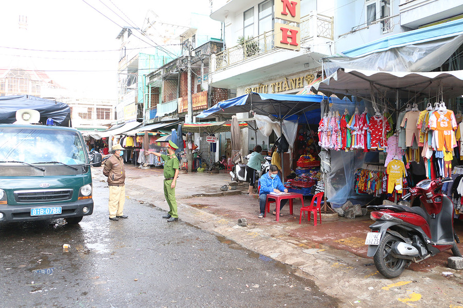 Xử lý nghiêm các trường hợp vi phạm các quy định về phòng-chống dịch Covid-19. Ảnh: Quang Tấn Xử lý nghiêm các trường hợp vi phạm các quy định về phòng-chống dịch Covid-19. Ảnh: Quang Tấn