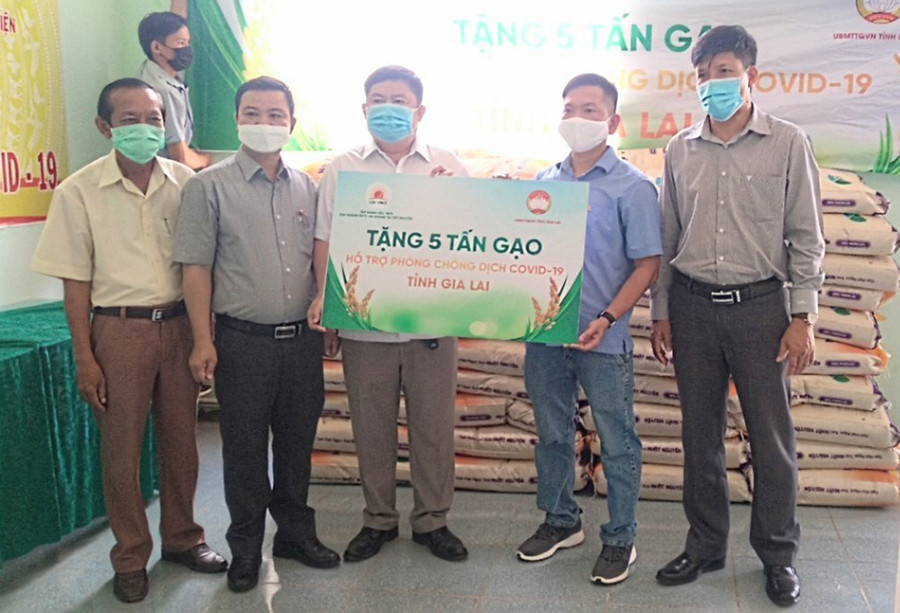 Đại diện Công ty cổ phần Tập đoàn Lộc Trời trao 5 tấn gạo ủng hộ công tác phòng-chống dịch Covid-19 của huyện Phú Thiện. Ảnh: Lê Đại Đại diện Công ty cổ phần Tập đoàn Lộc Trời trao 5 tấn gạo ủng hộ công tác phòng-chống dịch Covid-19 của huyện Phú Thiện. Ảnh: Lê Đại