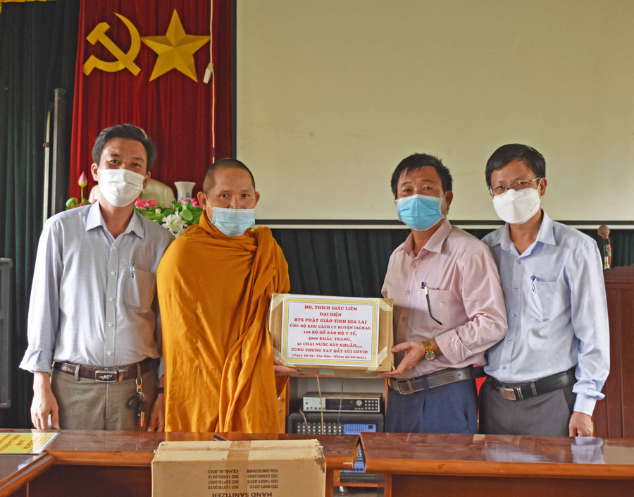 Đại đức Thích Giác Liêm trao đồ bảo hộ cho Trung tâm y tế huyện. Ảnh: Minh Thoan