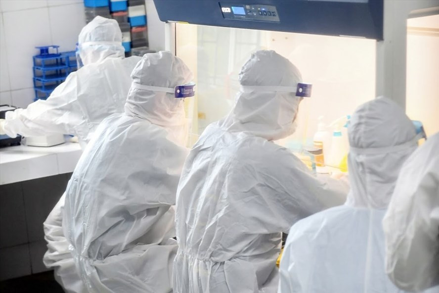 Cán bộ y tế thực hiện xét nghiệm COVID-19. Ảnh: Hải Nguyễn Cán bộ y tế thực hiện xét nghiệm COVID-19. Ảnh: Hải Nguyễn