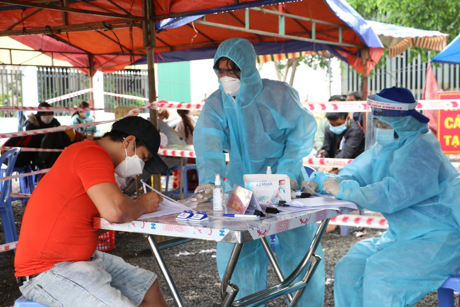 Hàng ngày, lưu lượng người trờ về từ các tỉnh, thành phố phía Nam rất lớn. Ảnh: Quang Tấn