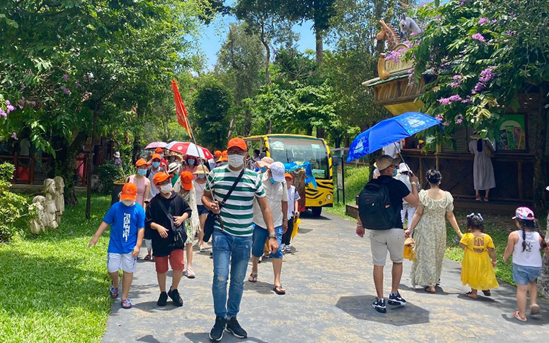 Hướng dẫn viên du lịch đã phải tìm nhiều nghề khác để mưu sinh khi dịch Covid-19 đóng băng hoạt động du lịch. Ảnh:ST