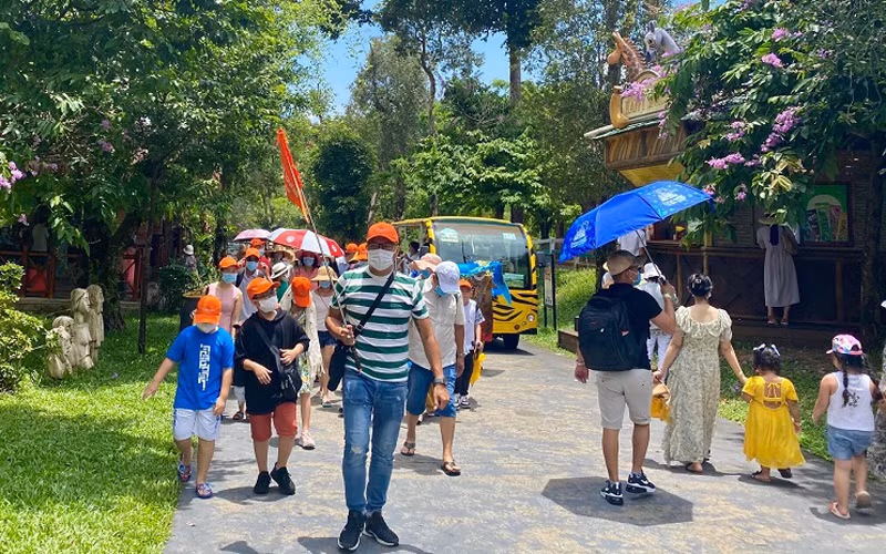 Hướng dẫn viên du lịch đã phải tìm nhiều nghề khác để mưu sinh khi dịch Covid-19 đóng băng hoạt động du lịch. Ảnh:ST