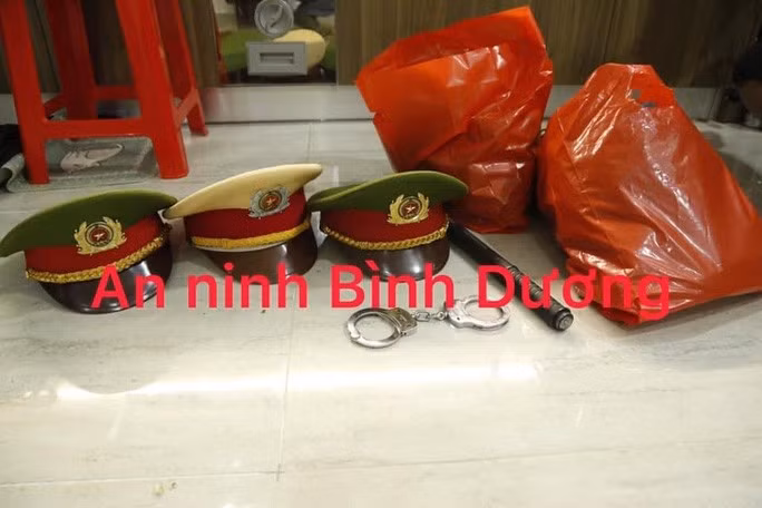 Nón kêpi và quân phục CAND được Anh mua trên mạng về để lừa đảo