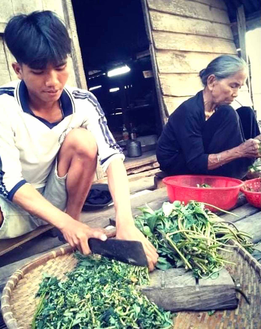 Ngoài giờ học trên trường, em Ksor Vit tranh thủ phụ giúp công việc trong gia đình. Ảnh: Ksor Nam