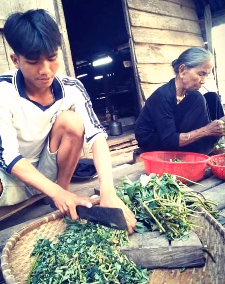 Ngoài giờ học trên trường, em Ksor Vit tranh thủ phụ giúp công việc trong gia đình. Ảnh: Ksor Nam