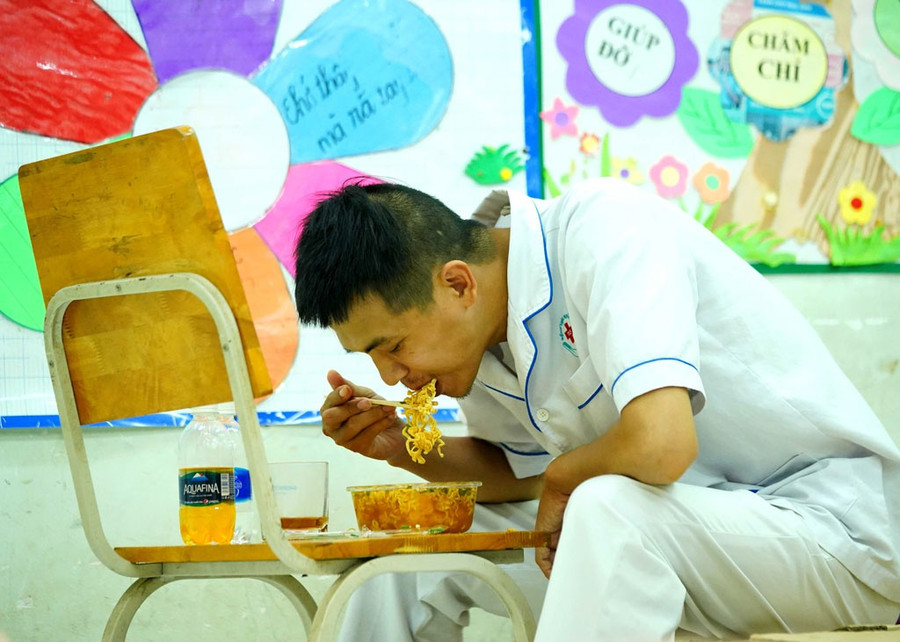 Tô mì thay bữa tối của Vũ Đình Danh. Ba ngày một lần, anh lại tự lấy mẫu test Covid-19 cho mình và 2 đồng đội, mỗi lần như vậy, cả 3 người lại nín thở chờ kết quả. Ảnh: Độc Lập