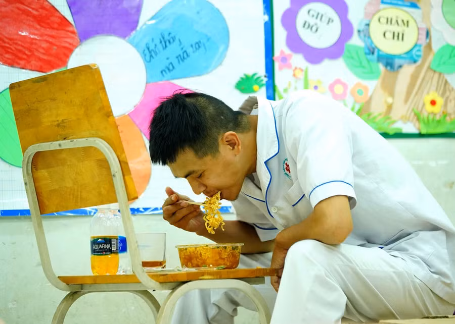 Tô mì thay bữa tối của Vũ Đình Danh. Ba ngày một lần, anh lại tự lấy mẫu test Covid-19 cho mình và 2 đồng đội, mỗi lần như vậy, cả 3 người lại nín thở chờ kết quả. Ảnh: Độc Lập