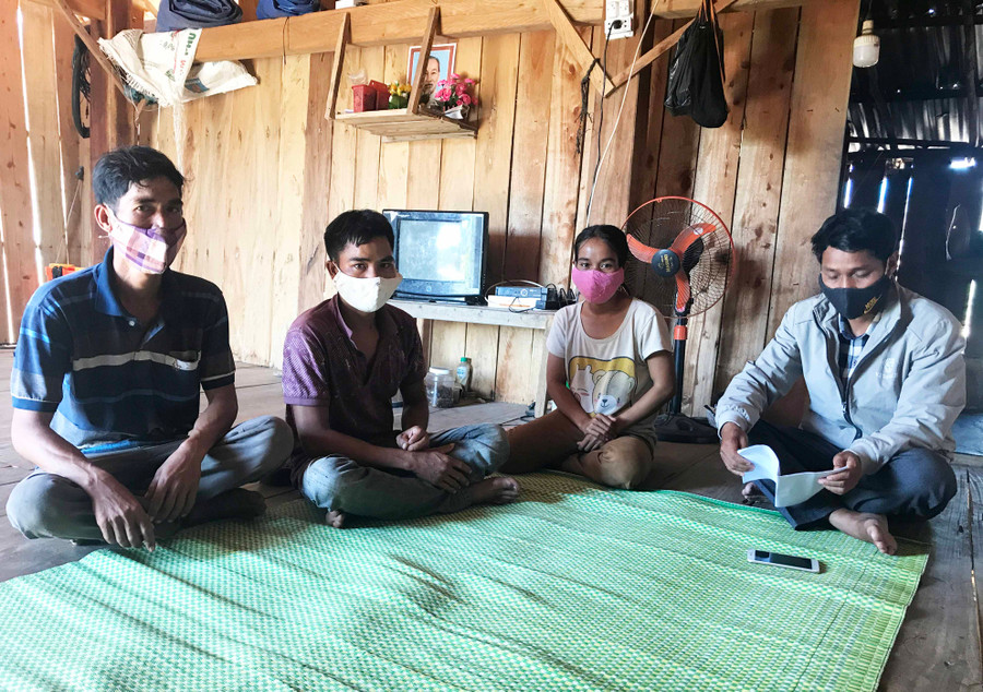 Cán bộ xã Lơ Ku (huyện Kbang) kiểm tra thông tin vay vốn tại 1 hộ dân. Ảnh: Nguyễn Diệp