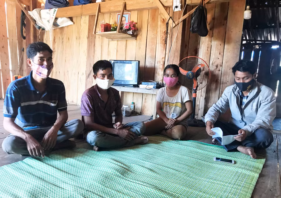 Cán bộ xã Lơ Ku (huyện Kbang) kiểm tra thông tin vay vốn tại 1 hộ dân. Ảnh: Nguyễn Diệp