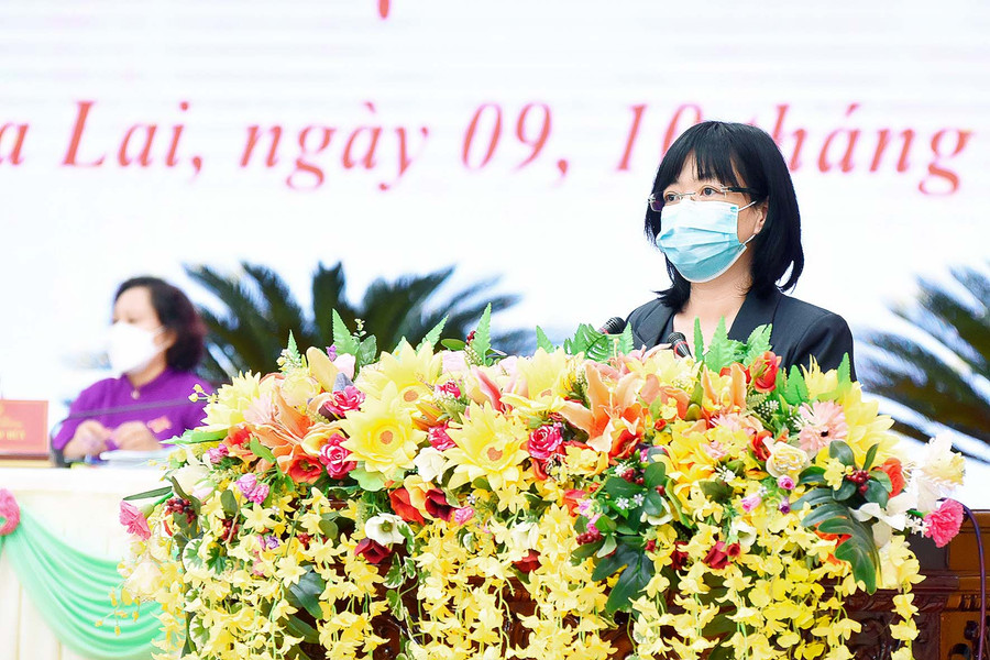 Phó Chủ tịch UBND tỉnh Nguyễn Thị Thanh Lịch thông tin cho đại biểu về công tác phòng-chống dịch của tỉnh thời gian qua. Ảnh: Đức Thụy