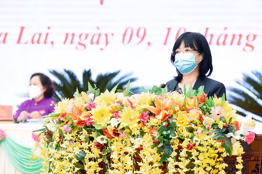 Phó Chủ tịch UBND tỉnh Nguyễn Thị Thanh Lịch thông tin cho đại biểu về công tác phòng-chống dịch của tỉnh thời gian qua. Ảnh: Đức Thụy