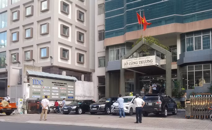 Các doanh nghiệp mong muốn được cấp giấy đi đường qua email để làm cơ sở để qua chốt kiểm soát đến Sở Công Thương TP HCM đóng dấu. Các doanh nghiệp mong muốn được cấp giấy đi đường qua email để làm cơ sở để qua chốt kiểm soát đến Sở Công Thương TP HCM đóng dấu