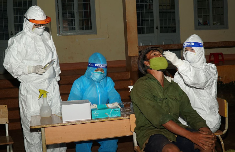 Cơ quan y tế lấy mẫu xét nghiệm tầm soát Covid-19 cho người dân xã Cư Né. Ảnh: Sở Y tế Đắk Lắk