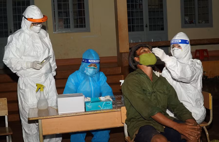 Cơ quan y tế lấy mẫu xét nghiệm tầm soát Covid-19 cho người dân xã Cư Né. Ảnh: Sở Y tế Đắk Lắk