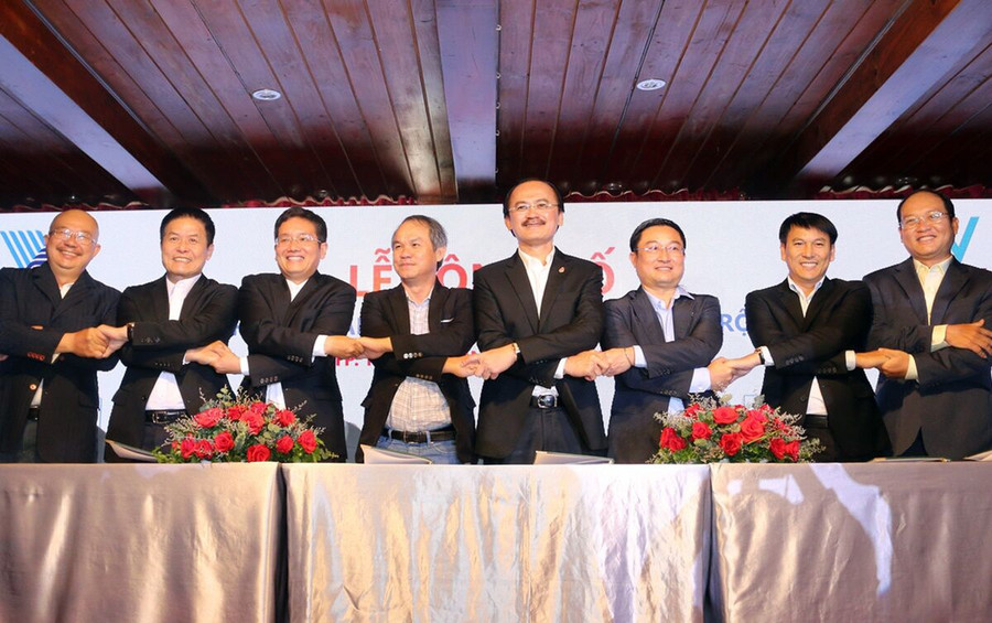 Bức xúc trước cách quản lý và điều hành yếu kém của VPF, bầu Đức (giữa) cùng các ông bầu khác cùng nhau hỗ trợ bóng đá phong trào. Ảnh: Khả Hòa