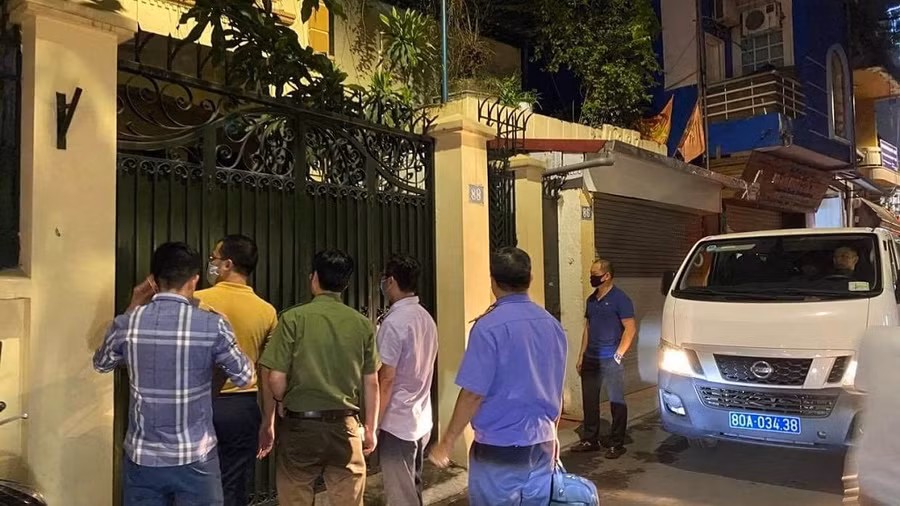 Cơ quan tố tụng thực hiện lệnh khám xét nhà riêng đối với ông Nguyễn Đức Chung tại 88 Trung Liệt. Ảnh Đình Trường Cơ quan tố tụng thực hiện lệnh khám xét nhà riêng đối với ông Nguyễn Đức Chung tại 88 Trung Liệt. Ảnh Đình Trường