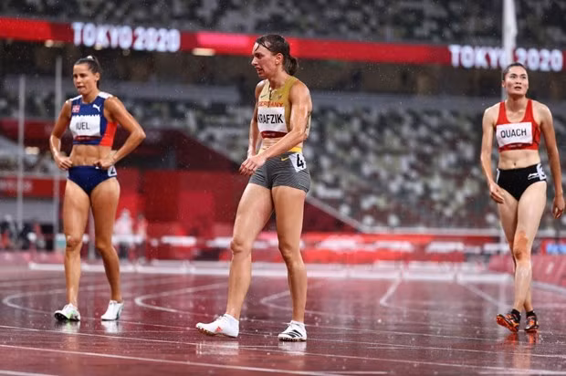 Quách Thị Lan (phải) là vận động viên thi đấu ấn tượng nhất của đoàn Việt Nam. Nguồn: Reuters