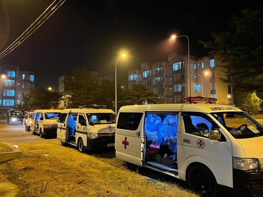 Xe cấp cứu chở các F0 đi cách ly tập trung. Ảnh: HCDC